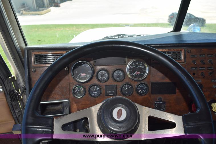 image for item K6127 1999 Peterbilt 377 semi truck