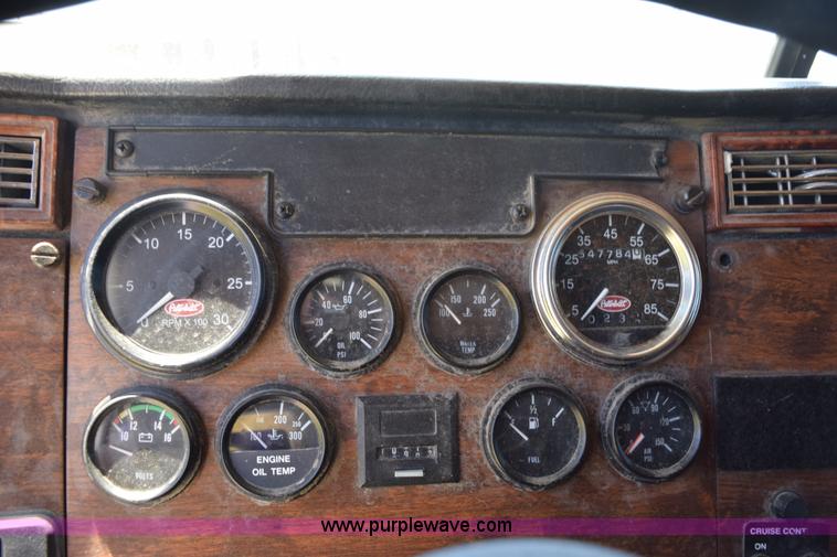 image for item K6127 1999 Peterbilt 377 semi truck