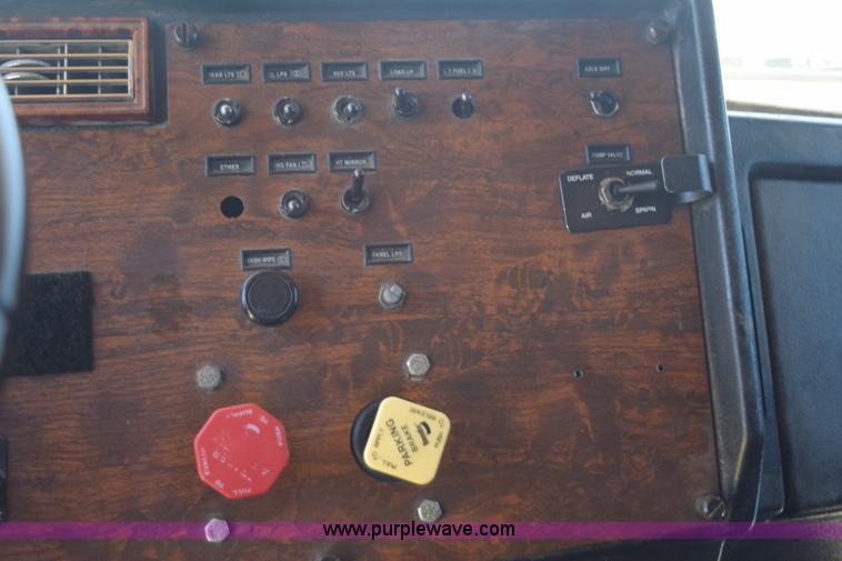 image for item K6127 1999 Peterbilt 377 semi truck