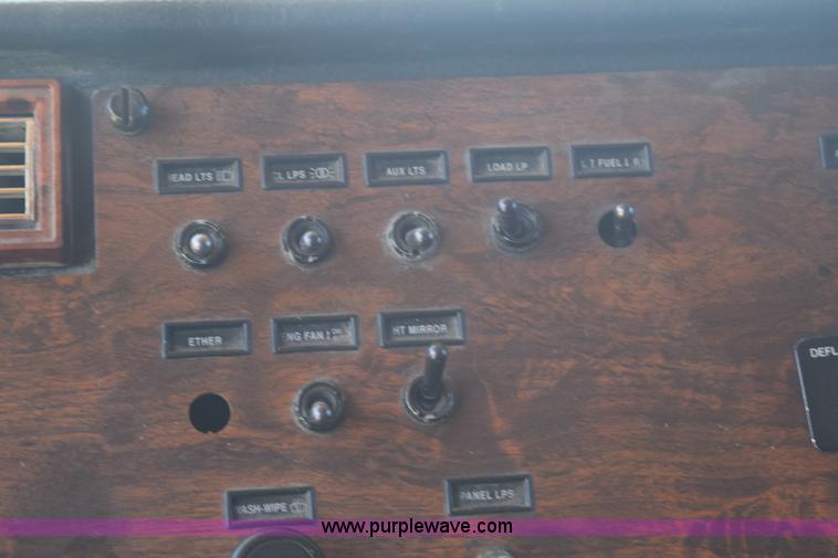 image for item K6127 1999 Peterbilt 377 semi truck