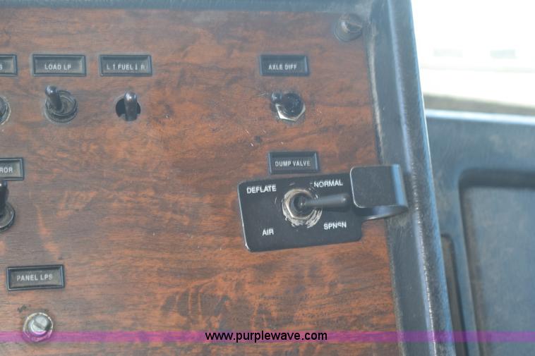 image for item K6127 1999 Peterbilt 377 semi truck