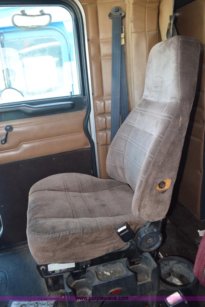 image for item K6127 1999 Peterbilt 377 semi truck