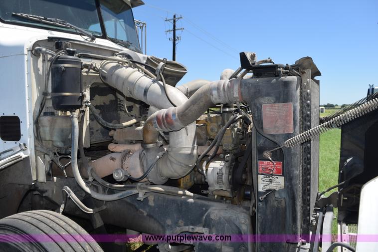 image for item K6127 1999 Peterbilt 377 semi truck