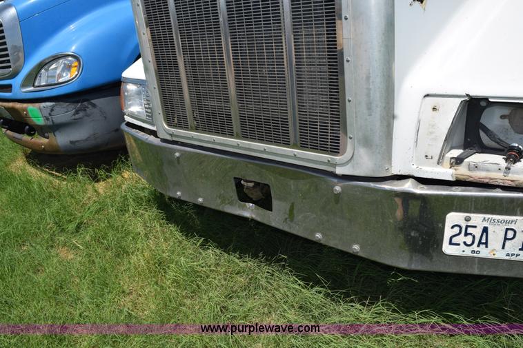 image for item K6127 1999 Peterbilt 377 semi truck