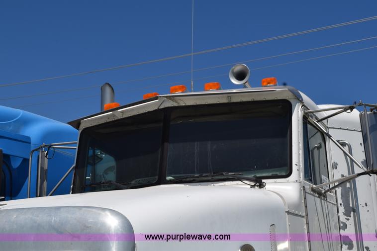 image for item K6127 1999 Peterbilt 377 semi truck