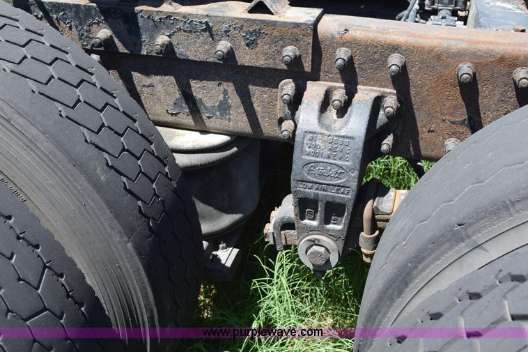 image for item K6127 1999 Peterbilt 377 semi truck