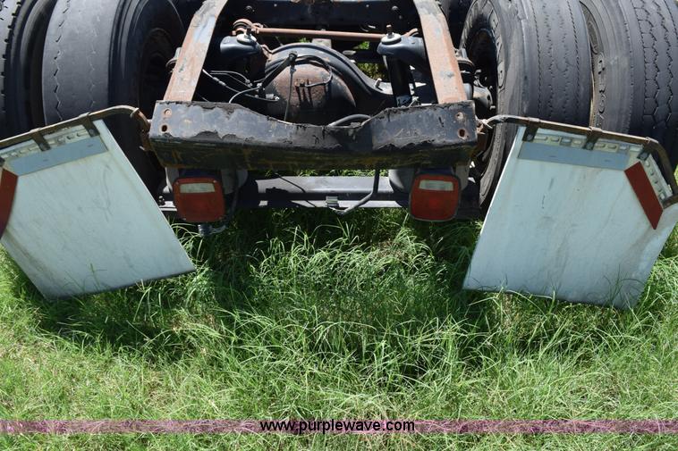 image for item K6127 1999 Peterbilt 377 semi truck