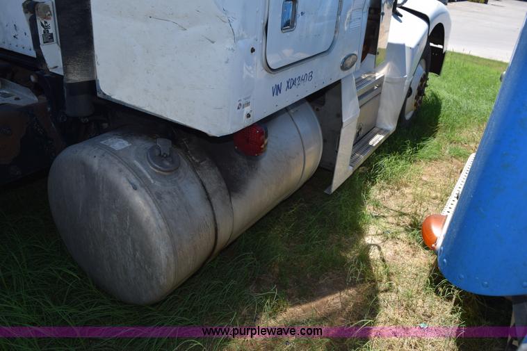 image for item K6127 1999 Peterbilt 377 semi truck
