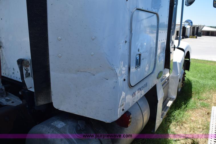 image for item K6127 1999 Peterbilt 377 semi truck