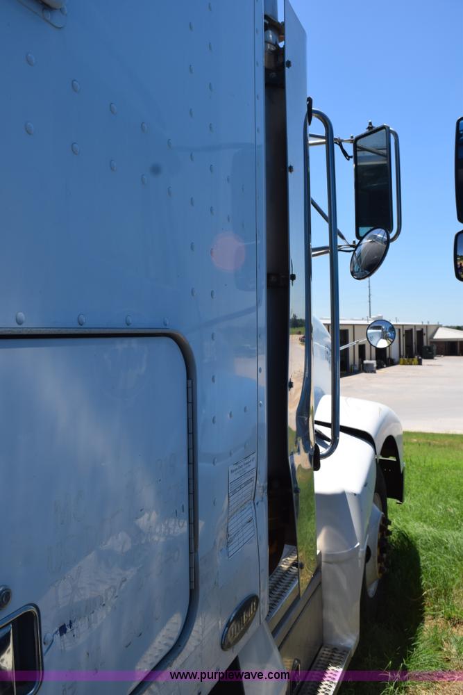 image for item K6127 1999 Peterbilt 377 semi truck