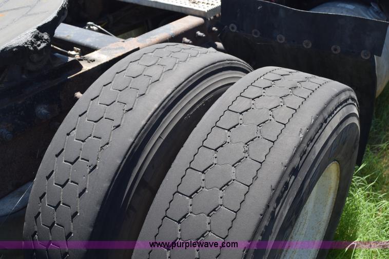 image for item K6127 1999 Peterbilt 377 semi truck