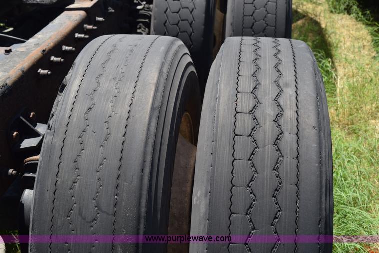 image for item K6127 1999 Peterbilt 377 semi truck