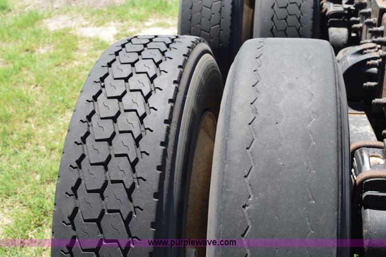 image for item K6127 1999 Peterbilt 377 semi truck