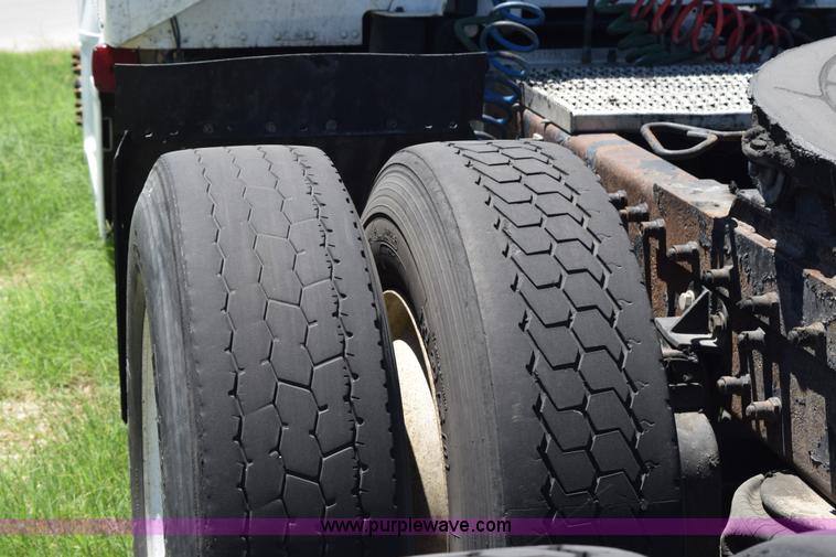 image for item K6127 1999 Peterbilt 377 semi truck