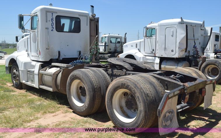 image for item K6128 1999 Peterbilt 377 semi truck