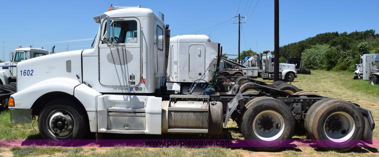 image for item K6128 1999 Peterbilt 377 semi truck