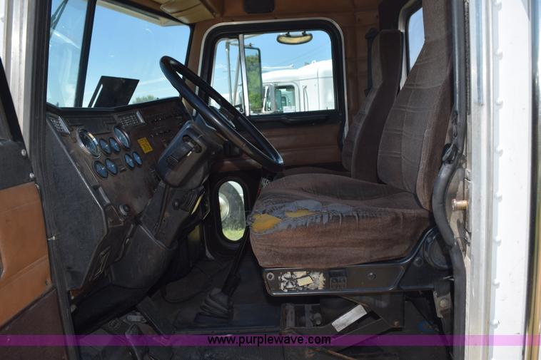 image for item K6128 1999 Peterbilt 377 semi truck