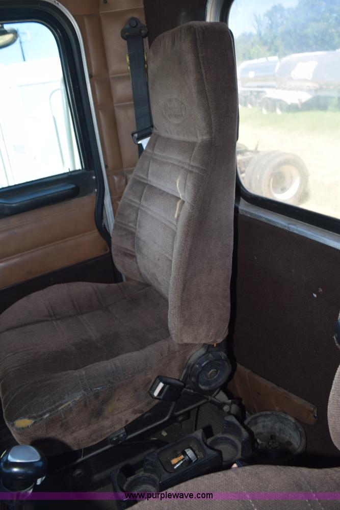 image for item K6128 1999 Peterbilt 377 semi truck