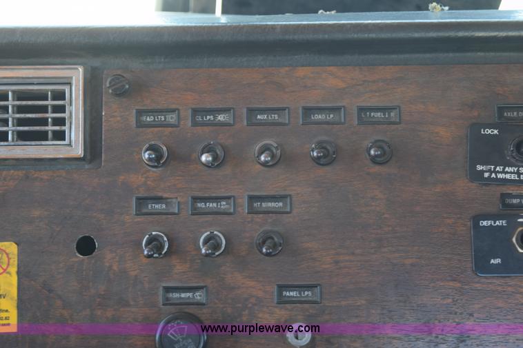 image for item K6128 1999 Peterbilt 377 semi truck