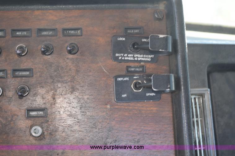 image for item K6128 1999 Peterbilt 377 semi truck