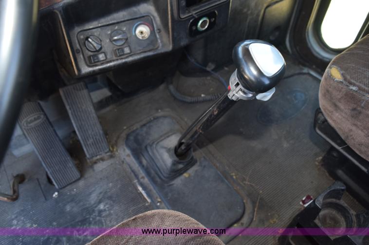 image for item K6128 1999 Peterbilt 377 semi truck