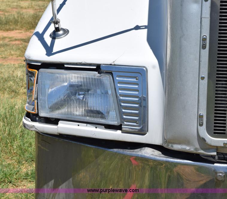 image for item K6128 1999 Peterbilt 377 semi truck