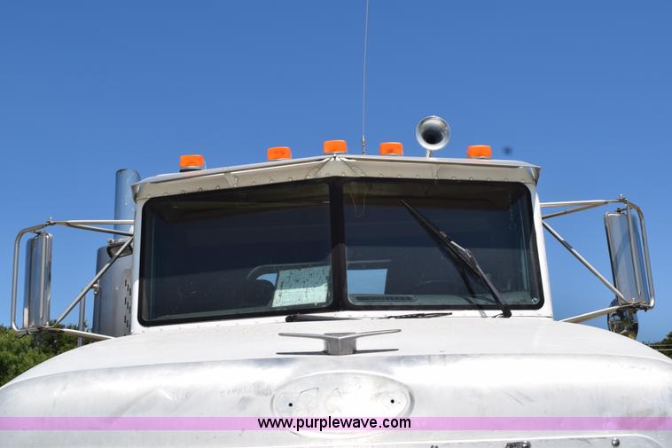 image for item K6128 1999 Peterbilt 377 semi truck