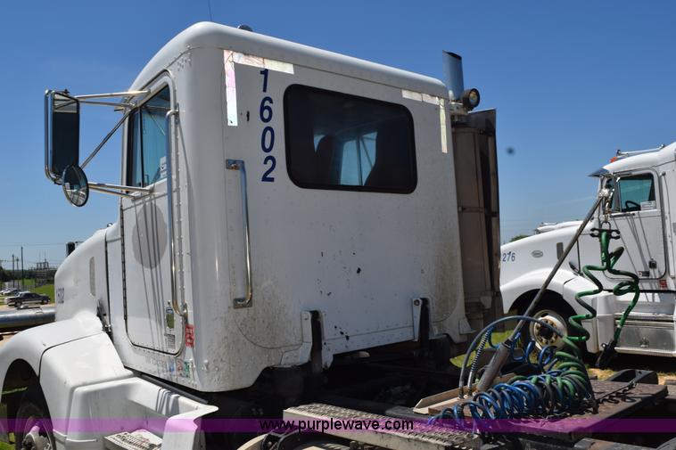 image for item K6128 1999 Peterbilt 377 semi truck