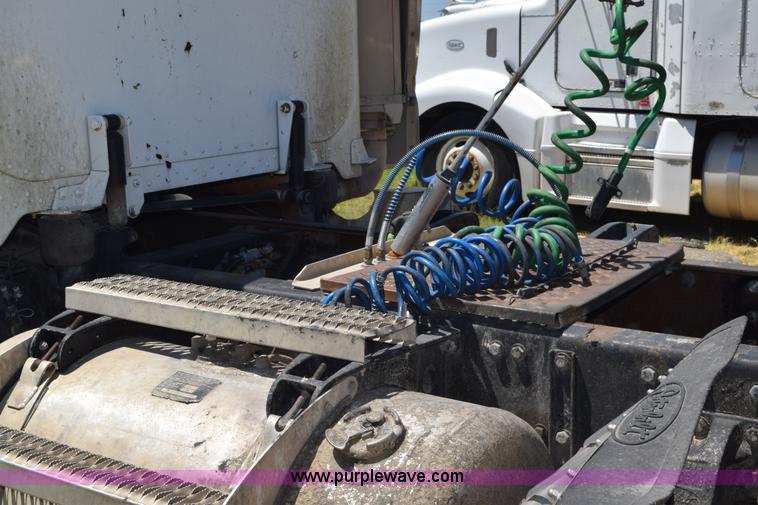 image for item K6128 1999 Peterbilt 377 semi truck