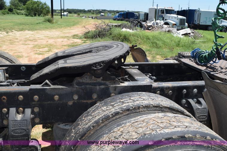 image for item K6128 1999 Peterbilt 377 semi truck