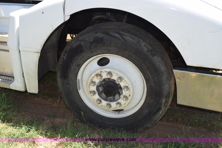 image for item K6128 1999 Peterbilt 377 semi truck