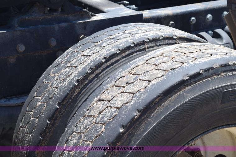 image for item K6128 1999 Peterbilt 377 semi truck