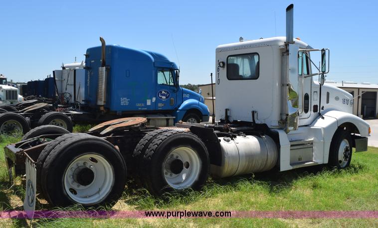 image for item K6129 1999 Peterbilt 377 semi truck