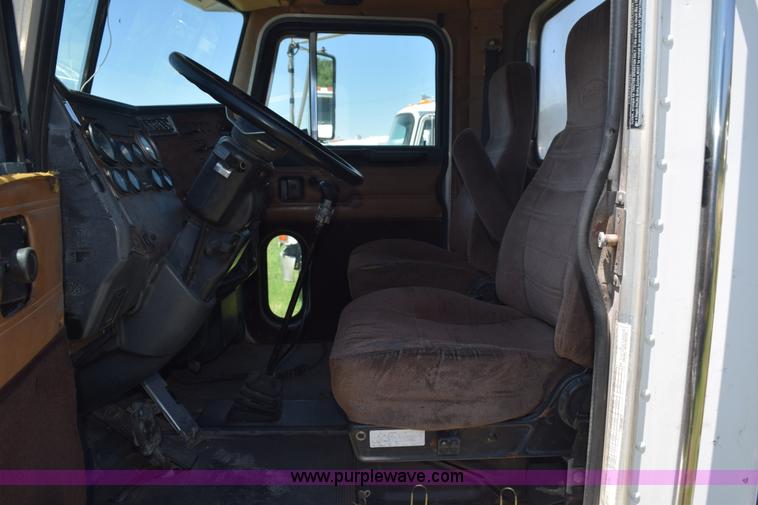 image for item K6129 1999 Peterbilt 377 semi truck