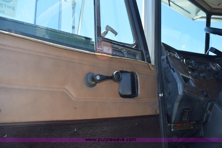 image for item K6129 1999 Peterbilt 377 semi truck