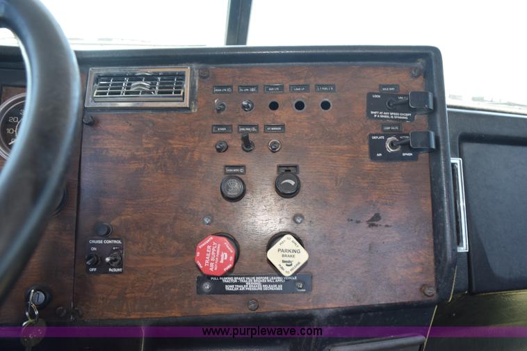 image for item K6129 1999 Peterbilt 377 semi truck