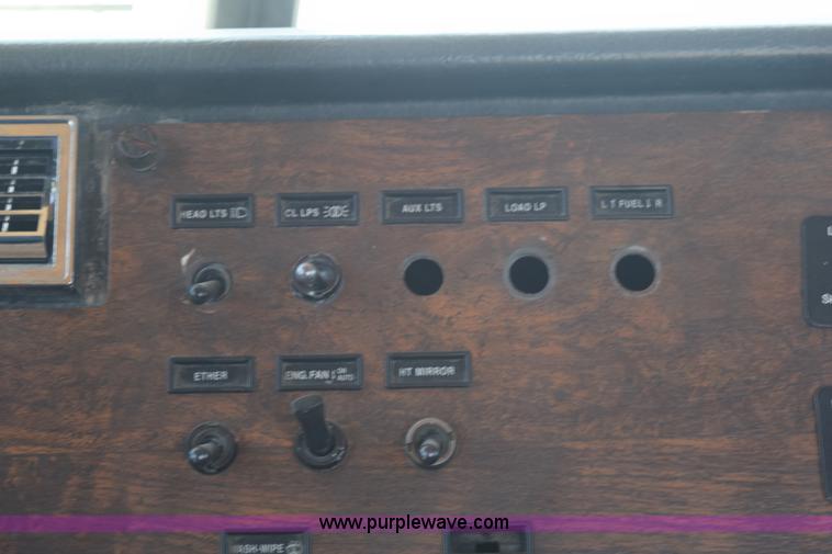 image for item K6129 1999 Peterbilt 377 semi truck