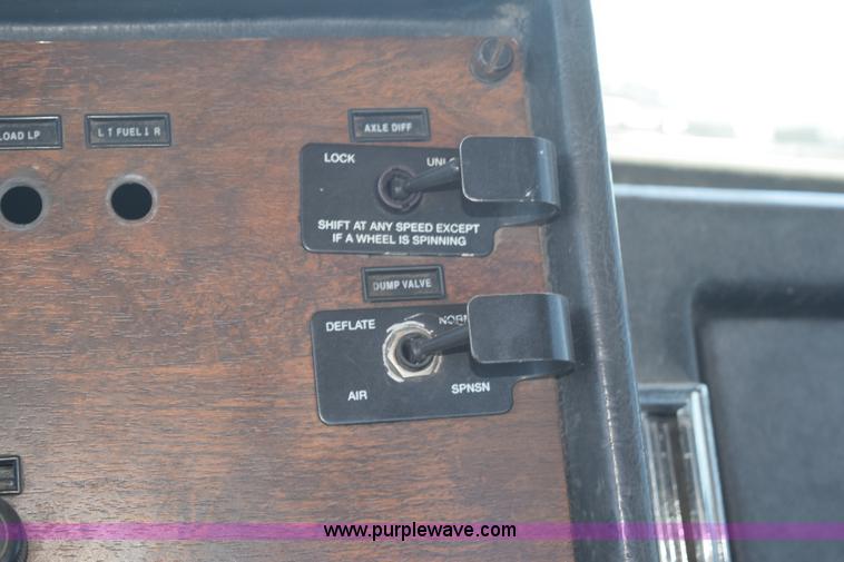 image for item K6129 1999 Peterbilt 377 semi truck