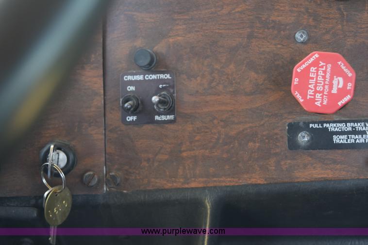 image for item K6129 1999 Peterbilt 377 semi truck