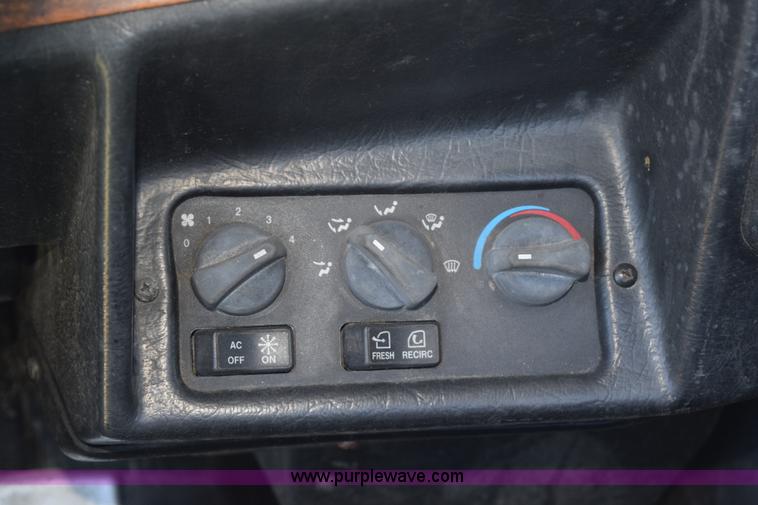 image for item K6129 1999 Peterbilt 377 semi truck