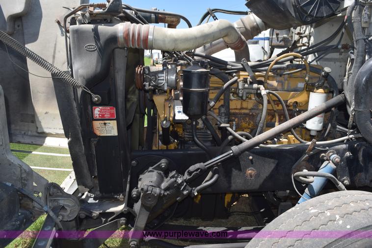 image for item K6129 1999 Peterbilt 377 semi truck