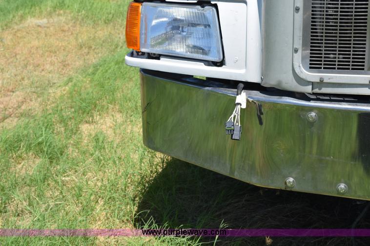 image for item K6129 1999 Peterbilt 377 semi truck