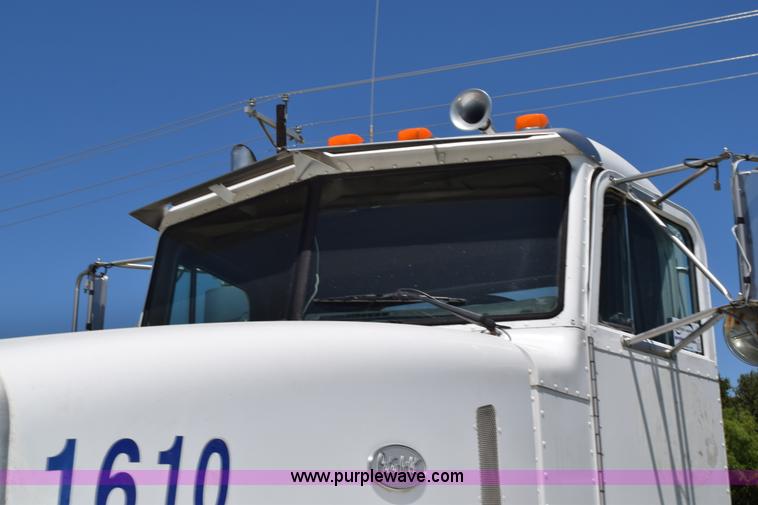 image for item K6129 1999 Peterbilt 377 semi truck