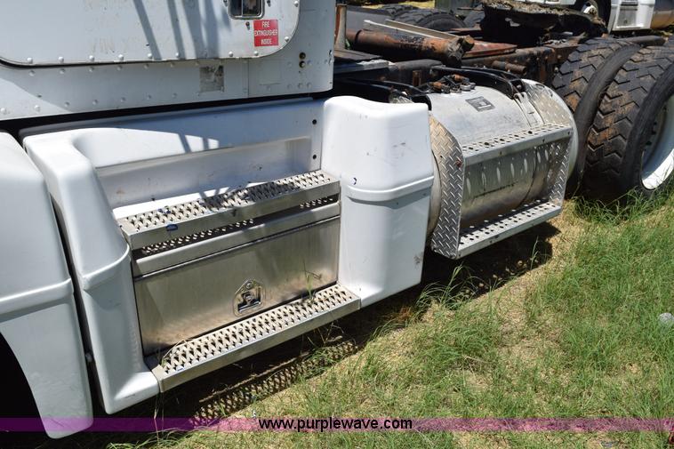 image for item K6129 1999 Peterbilt 377 semi truck