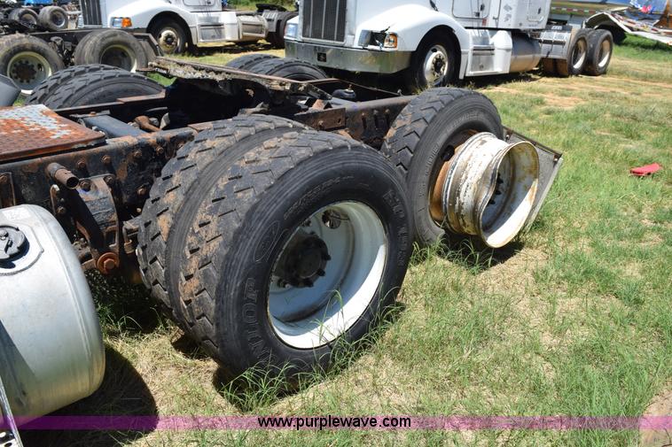 image for item K6129 1999 Peterbilt 377 semi truck