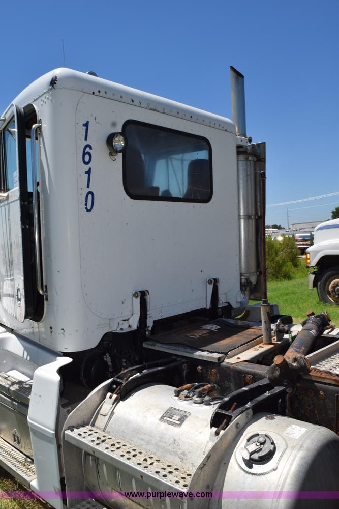 image for item K6129 1999 Peterbilt 377 semi truck