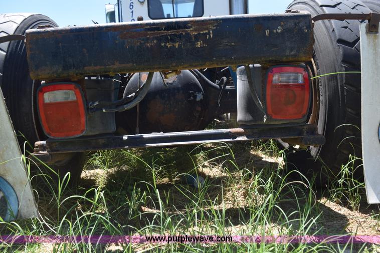 image for item K6129 1999 Peterbilt 377 semi truck