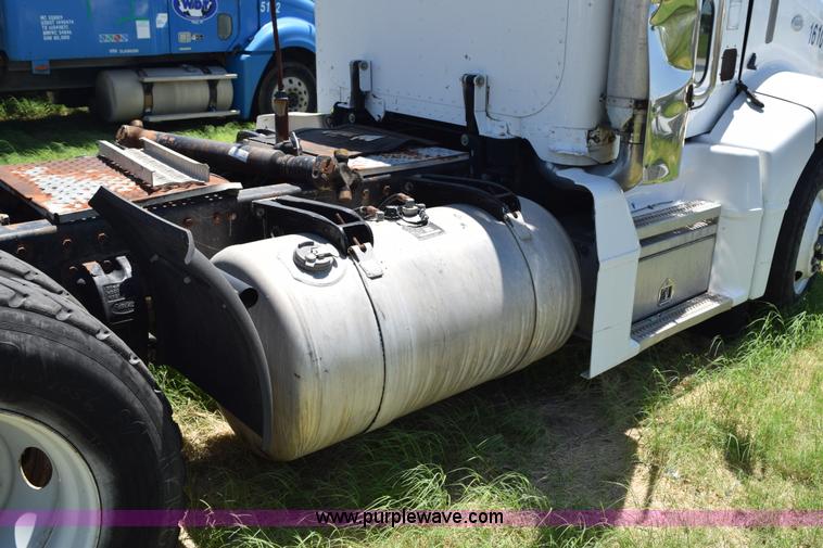 image for item K6129 1999 Peterbilt 377 semi truck