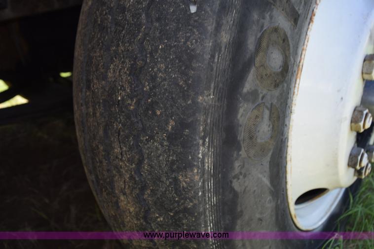 image for item K6129 1999 Peterbilt 377 semi truck