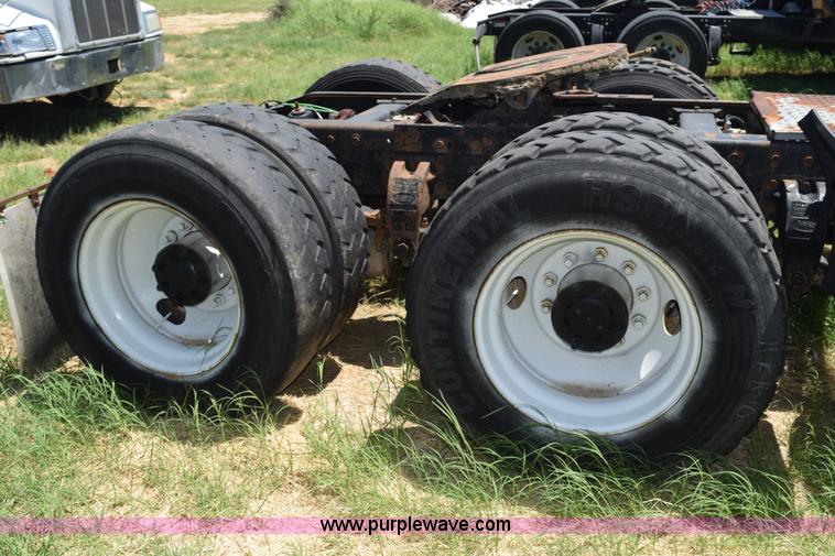 image for item K6129 1999 Peterbilt 377 semi truck